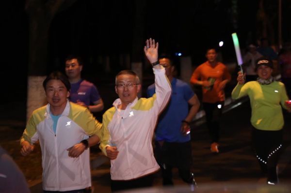 地球一小时 | BG真人控股第三季七彩荧光夜跑圆满收官